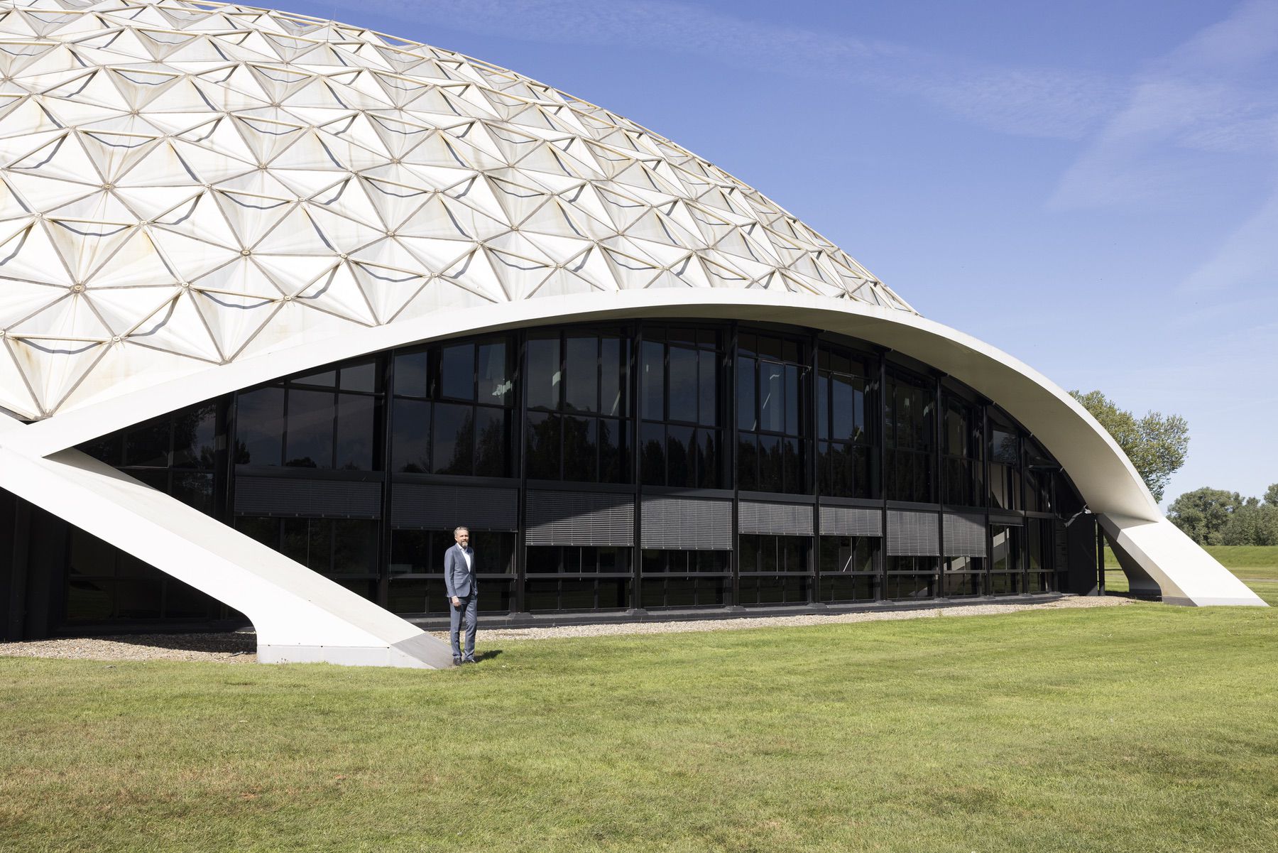 Jan-Chris Koenders
standing outside the
magnificent Louwman
& Parqui B.V. HQ