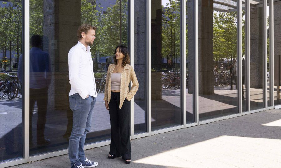 Nando Steenhuis and Asmita Gupta catch up outside AIHR’s offices at the Millennium Tower